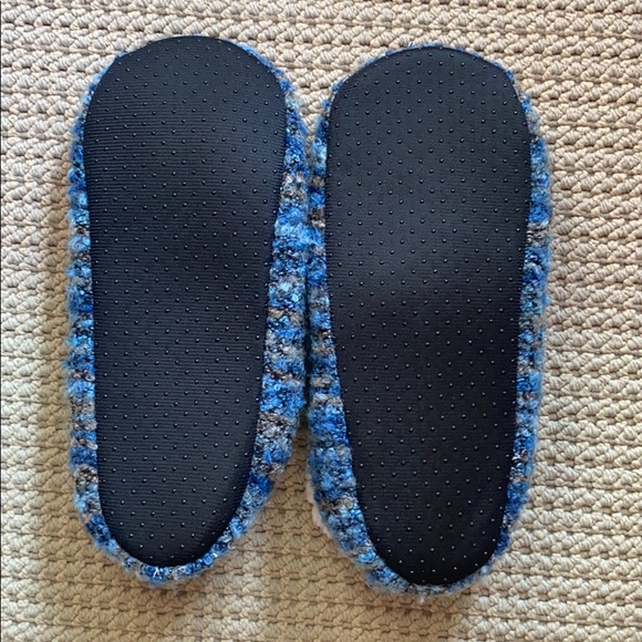 🆕 Cozy Comfy Blue Fuzzy Slippers 🥿💙🩵 - Picture 2 of 3